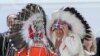 Paus Fransiskus mengenakan penutup kepala suku pribumi Kanada selama pertemuan untuk minta maaf atas penganiayaan dan pelecehan warga pribumi oleh Gereja Katolik, di kota Maskwacis, dekat Edmonton, Kanada (25/7). (Foto: AP) 
