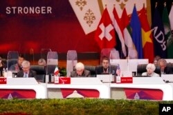 Menteri Keuangan AS Janet Yellen (kanan), Menteri Ekonomi dan Keuangan Italia Daniele Franco (kiri) dalamPertemuan Menteri Keuangan dan Gubernur Bank Sentral G20 di Nusa Dua, Bali, Jumat, 15 Juli 2022. (Made Nagi/Pool via AP)