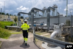 (FILES) Seorang karyawan Uniper berjalan melalui fasilitas penyimpanan gas alam Uniper di Bierwang, Jerman selatan, 10 Juni 2022. (LENNART PREISS/AFP)