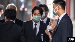 台湾副总统赖清德（中）2022年7月12日在日本东京的増上寺出席已故日本前首相安倍晋三的葬礼。-法新社资料照