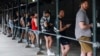 Sejumlah warga tampak mengantre giliran untuk mendapatkan vaksin cacar monyet di sebuah lokasi vaksinasi di Bushwick Education Campus di Brooklyn, New York, pada 17 Juli 2022. (Foto: AFP/Kena Betancur) 