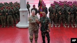 美軍參謀長聯席會議主席米利將軍與印尼國民軍司令安迪卡·佩爾卡薩將軍（右）在雅加達印尼軍事總部舉行會晤。 （2022年7月24日）