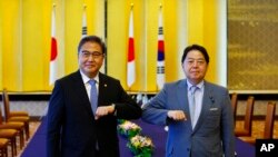박진 한국 외교장관(왼쪽)과 하야시 요시마사 일본 외무상이 18일 도쿄에서 회담했다.