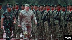 Panglima TNI Jenderal Andhika (kiri) bersama US Chairman of The Joint Chief of Staff General Mark A. Milley, menginspeksi pasukan dalam upacara penyambutan di Mabes TNI, Cilangkap, Jakarta (24/7). (Foto: VOA/Indra Yoga)