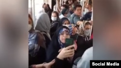 تذکر حجاب در اتوبوس به مشاجره لفظی منجر شد. تصویر برگرفته از ویدئو