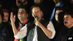 عمران خان، صدراعظم پیشین پاکستان، هنگام سخنرانی در مظاهرات ضد حکومتی در اسلام اباد، پایتخت آن کشور