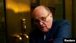 Rudy Giuliani, mantan pengacara dari Donald Trump, tiba di gedung pengadilan untuk bersaksi dalam penyelidikan kasus upaya pengubahan hasil pemilu 2020 di Atlanta, Georgia, pada 17 Agustus 2022. (Foto: Reuters/Alejandra Cardona)