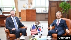 방한 중인 대니얼 크리튼브링크(왼쪽) 미 국무부 동아시아태평양 담당 차관보가 26일 서울 외교부 청사에서 여승배 한국 외교부 차관보와 회담하고 있다. (한국 외교부 제공)