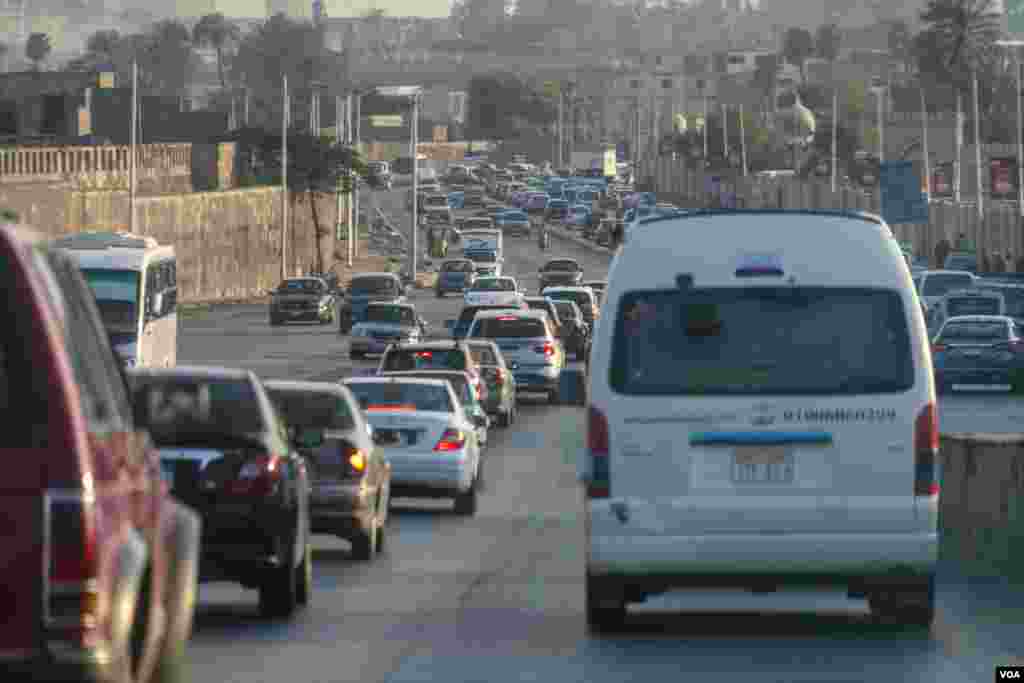 The World Bank says “Air pollution is one of the leading causes of death worldwide, especially affecting poorer people,” costing the MENA (Middle East North Africa) region around $141 billion per year, in Cairo, August 7, 2022. (Hamada Elrasam/VOA)