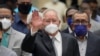 Mantan Perdana Menteri Malaysia Najib Razak (tengah), mengenakan masker, melambaikan tangan saat tiba di Pengadilan Banding di Putrajaya, Malaysia, Selasa, 23 Agustus 2022. (AP/Vincent Thian)