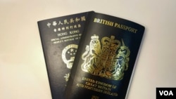 照片左边是香港特区护照，图右是英国国民海外护照。 （摄影：美国之音郑乐捷）