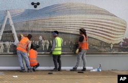Para pekerja di luar Stadion Al Janoub, salah satu stadion Piala Dunia 2022, di Doha, Qatar, Senin, 16 Desember 2019. (AP/Hassan Ammar)