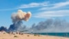 Kepulan asap dapat terlihat dari pantai di Saky setelah ledakan terdengar dari arah pangkalan udara Rusia Novofedorivka, di Krimea, pada 9 Agustus 2022. (Foto: UGC via AP)