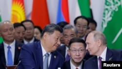 中國領導人習近平與俄羅斯總統普京在俄羅斯喀山舉行的金磚國家峰會上交談。（2024年10月24日）