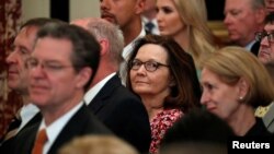 Calon Kepala Badan Intelijen Pusat AS, Gina Haspel (tengah) menghadiri upacara pelantikan Menteri Luar Negeri Mike Pompeo di Departemen Luar Negeri AS, di Washington, 2 Mei 2018.