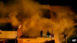 Asap mengepul dari sebuah gedung apartemen di Beirut, Lebanon, pada 2 Januari 2024, setelah ledakan terjadi dalam serangan yang menewaskan pemimpin senior Hamas Saleh Arouri. (Foto: AP/Bilal Hussein)