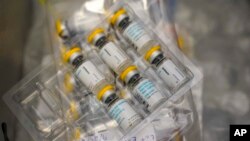 FILE - Vaksin cacar monyet (monkeypox) di dalam pendingin klinik vaksinasi OASIS Wellness Center, New York, 19 Agustus 2022. (AP/Mary Altaffer, File)