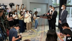 Michael Cheuk, wakil sekretaris Biro Keamanan Hong Kong, berbicara dalam konferensi pers di Departemen Imigrasi Hong Kong mengenai para pencari kerja yang terjebak dalam penipuan, pada 18 Agustus 2022. (Foto: AP/Katie Tam)