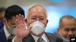 Mantan PM Malaysia Najib Razak (tengah), mengenakan masker setibanya di pengadilan banding di Putrajaya, Malaysia, 16 Agustus 2022.