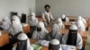 Gadis-gadis Afghanistan saat mengikut sekolah agama, yang tetap buka sejak pengambilalihan Taliban tahun lalu, di Kabul, Afghanistan, 11 Agustus 2022. (Foto: AP)