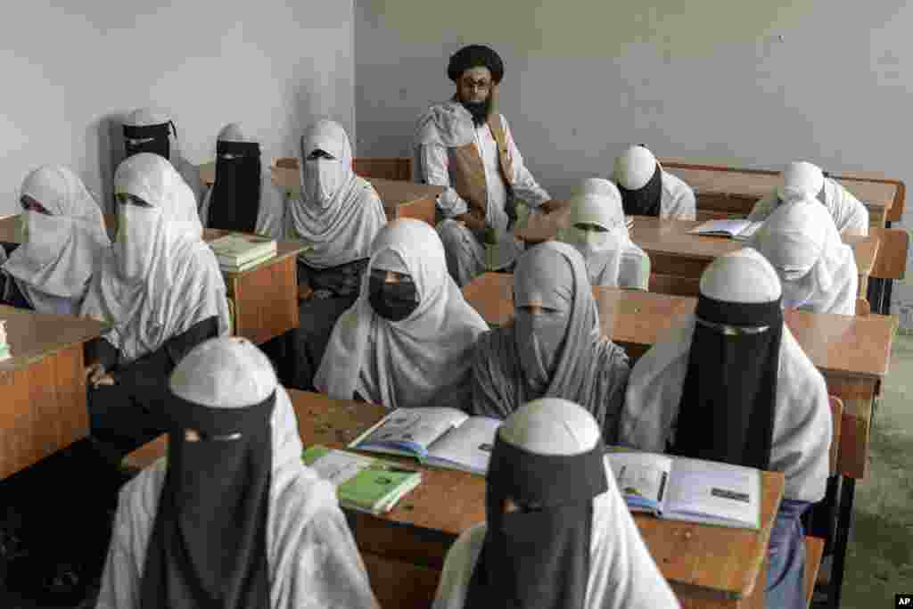 طالبان &quot;عدم رعایت حجاب اسلامی&quot; را برای وضع ممنوعیت بر آموزش زنان و دختران بهانه آورده اند.