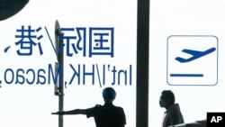 Petugas keamanan bandara di Bandara Internasional Ibukota Beijing di Beijing, Rabu, 24 Agustus 2022. (Foto: AP)