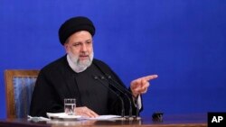Presiden Iran Ebrahim Raisi dalam konferensi pers di Teheran, Iran, Senin, 29 Agustus 2022. (Kantor Kepresidenan Iran via AP)