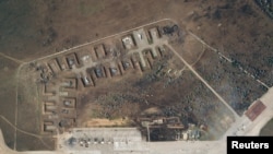 Citra satelit menunjukkan pangkalan udara Saky yang hancur di Krimea, 10 Agustus 2022. (Foto: Planet Labs PBC via Reuters)