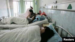 資料照：一名叫“小紅”的女子被迫墮胎後躺在廣州天河區醫院的婦產科病房裡。 （2009年2月28日）