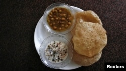 Ilustrasi - Roti pipih goreng (puri), camilan yang populer, murah dan lezat bagi warga Pakistan dan India.