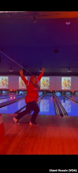 Ajeng Trihabsari gembira setelah mencetak 'Strike' dalam turnamen bowling di Maryland. (VOA/Utami Hussin)