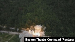 中國軍隊東部戰區發布照片顯示，中國火箭軍針對台灣東部海域進行常規導彈實彈發射演習。 （2022年8月5日）