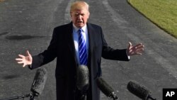 Presiden Donald Trump berbicara dengan reporter sebelum pergi dari South Lawn di Gedung Putih, 16 Desember 2017.