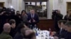 მზადება სამშვიდობო მოლაპარაკებისთვის; შეხვედრაზე უკრაინის, ბელარუსის და რუსეთის წარმომადგენლები არიან; გომელის რეგიონი, ბელარუსი, 28 თებერვალი, 2022 წ.