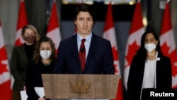 Perdana Menteri Kanada Justin Trudeau bersama dengan jajaran menterinya menghadiri konferensi pers di Ottawa, Ontario, Kanada, pada 24 Februari 2022. (Foto: Reuters/Blair Gable)