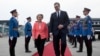 Predsednik Srbije Aleksandar Vučić i predsednica Evropske komisije Ursula fon der Lajen na beogradskom aerodromu (Foto: AP/Serbian Presidential Press Service) 