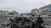 Kondisi dari alun-alun di kota Kharkiv, Ukraina, setelah pasukan Rusia menyerang balai kota di wilayah tersebut pada 1 Maret 2022. (Foto: AP/Pavel Dorogoy) 