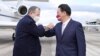 Mike Mullen, mantan ketua Kepala Staf Gabungan AS menyambut Menteri Luar Negeri Taiwan Joseph Wu saat ia dan anggota delegasi AS lainnya tiba di bandara Songshan Taipei di Taipei, Taiwan 1 Maret 2022. (Foto: Reuters)
