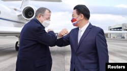 Mike Mullen, mantan ketua Kepala Staf Gabungan AS menyambut Menteri Luar Negeri Taiwan Joseph Wu saat ia dan anggota delegasi AS lainnya tiba di bandara Songshan Taipei di Taipei, Taiwan 1 Maret 2022. (Foto: Reuters)