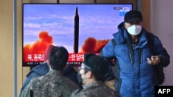 南韓民眾觀看北韓發射導彈的新聞報道（路透社2022年2月27日）