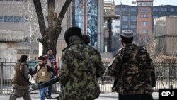 حامیان رسانه های آزاد گفته اند که طالبان پس از مسلط شدن بر افغانستان نه تنها آزادی رسانه ها را محدود کرده اند، بلکه ژورنالستان را توقیف و لت و کوب و شکنجه نیز کرده اند