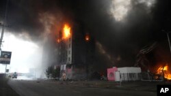 Požar na zgradi posle granatiranja u Kijevu