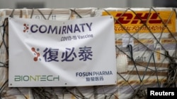 上海復星醫藥集團代理的美德合作研發新冠疫苗輝瑞（復必泰）運抵香港國際機場。（2021年2月27日）