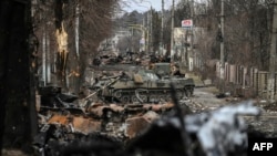 Kendaraan lapis baja Rusia di Kota Bucha, sebelah barat Kyiv, pada 4 Maret 2022. (Foto: AP)