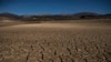 Sebagian waduk Vinuela terlihat kering dan retak akibat minimnya hujan di La Vinuela, Spanyol selatan, 22 Februari 2022. (Foto: AP)