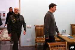 미하일로 포돌랴크(오른쪽) 대통령실 고문과 올렉시 레즈니코프(가운데) 국방장관 등 우크라이나 대표단이 3일 러시아와의 정전협상 2차 회담 장소에 들어서고 있다.