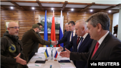 Delegasi Ukraina (kiri) dan delegasi Rusia bersiap melakukan perundingan putaran kedua di kawasan Brest, Belarus hari Kamis (3/3). 
