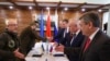 Delegacioni ukrainas (majtas) dhe ai rus (djathtas) shtrëngojnë duart (3 mars 2022)