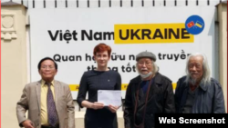 越南文化研究員阮克梅（右二）和阮廷貢教授（右一）等人向烏克蘭駐河內大使館臨時代辦納塔利婭·日基娜(Nataliya Zhynkina)（左二）遞交表達他們“支持烏克蘭人民”的信（照片由Bovitvn提供）。