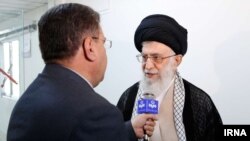 آیت‌الله علی خامنه‌ای هنگام ترخیص از بیمارستانی در تهران، پس از عمل جراحی پروستات – ۲۴ شهریور ۱۳۹۳ 